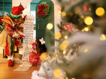 Duende Mágico mostrando o pergaminho da Lista de Afazeres de Natal para criança no Estúdio Evydência
