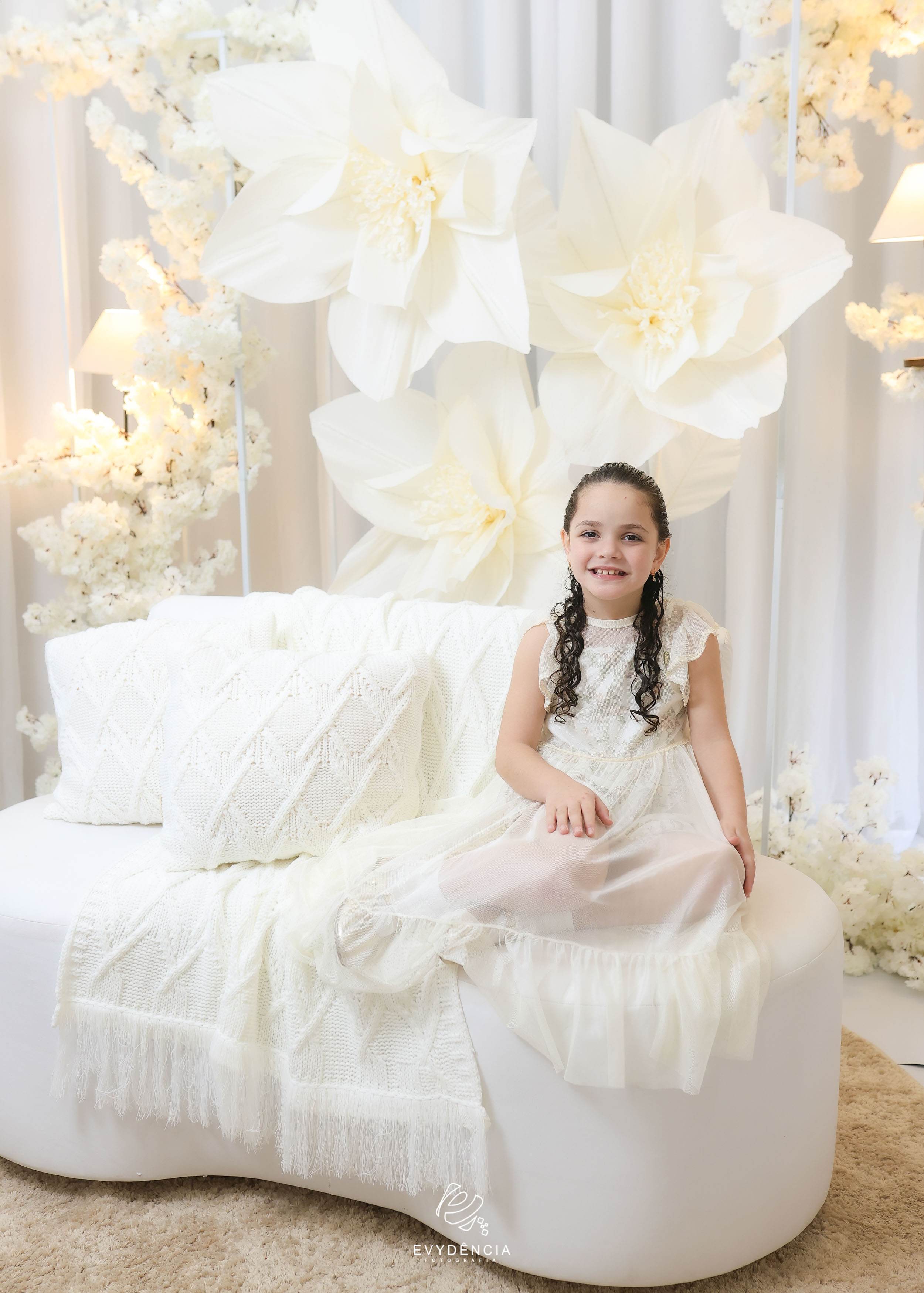 Familia com bebe em fotos de Natal em estudio