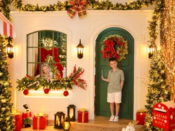 Fachada colonial autoral da Vila de Natal no Estúdio Evydência em Tijucas/SC com portal verde, janela e crianças